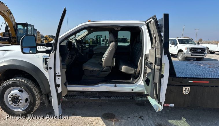 image for item EE4452 2017 Ford F550 SuperCab flatbed truck