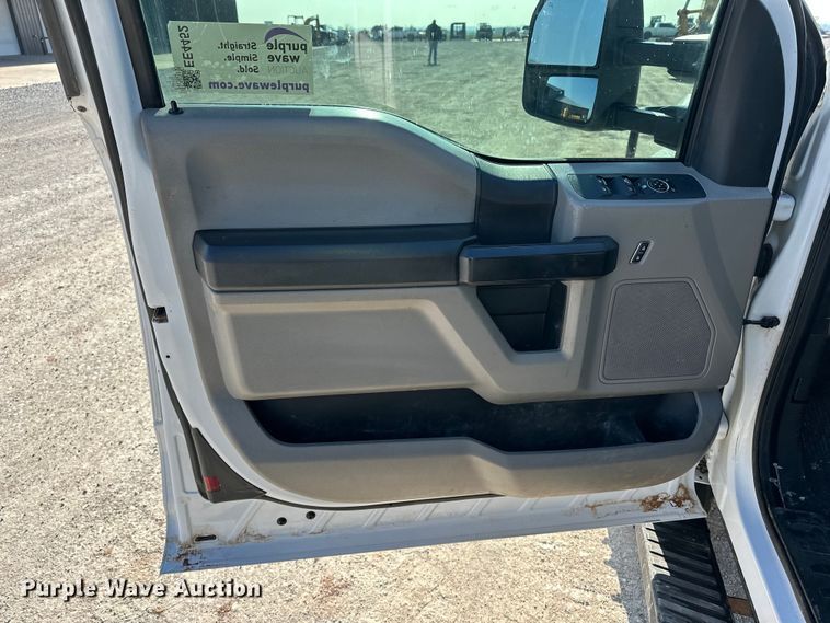 image for item EE4452 2017 Ford F550 SuperCab flatbed truck