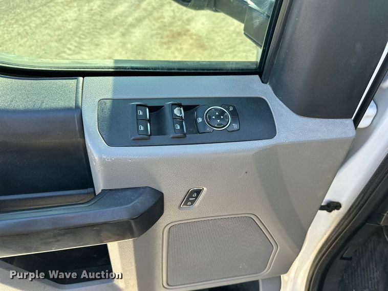 image for item EE4452 2017 Ford F550 SuperCab flatbed truck