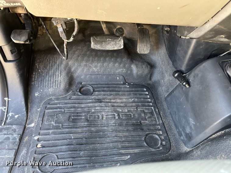 image for item EE4452 2017 Ford F550 SuperCab flatbed truck