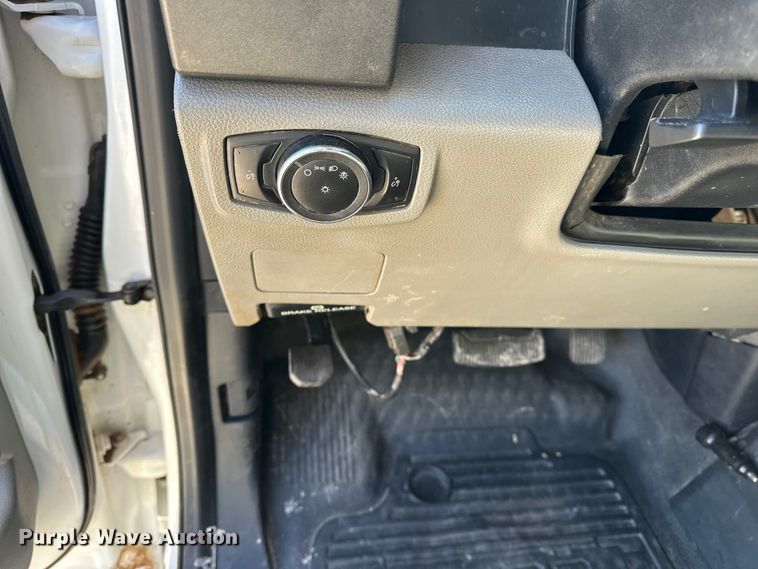 image for item EE4452 2017 Ford F550 SuperCab flatbed truck