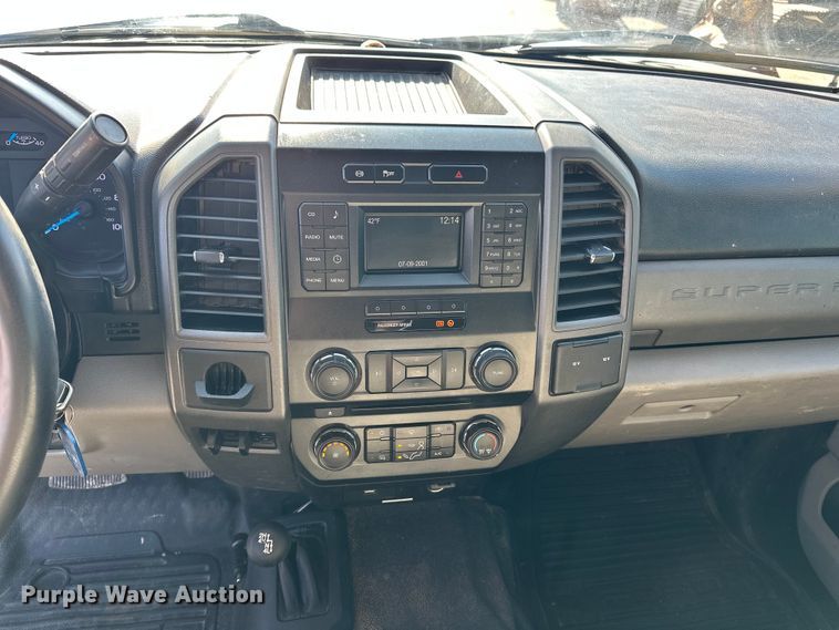 image for item EE4452 2017 Ford F550 SuperCab flatbed truck