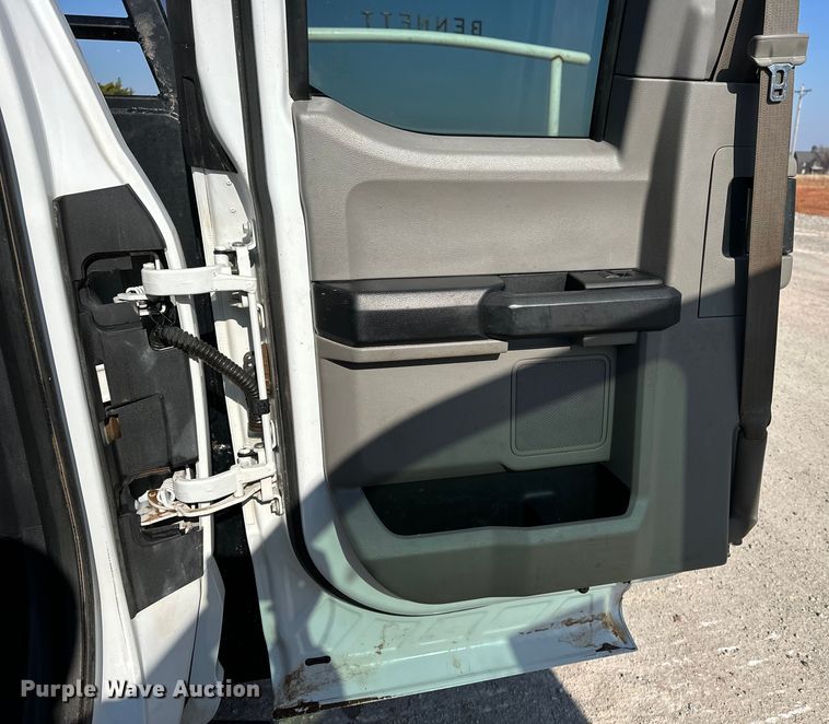 image for item EE4452 2017 Ford F550 SuperCab flatbed truck