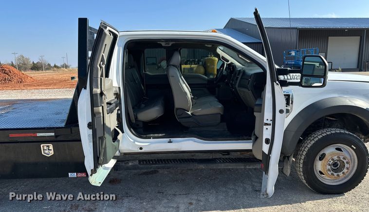 image for item EE4452 2017 Ford F550 SuperCab flatbed truck