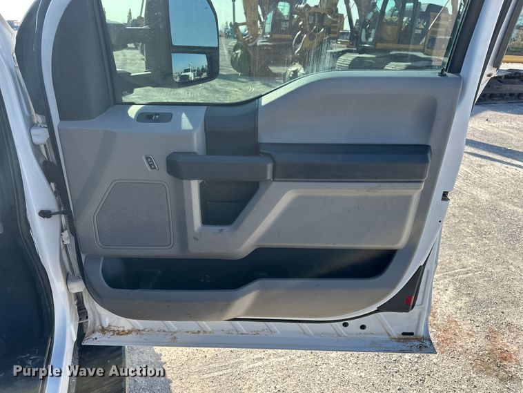 image for item EE4452 2017 Ford F550 SuperCab flatbed truck
