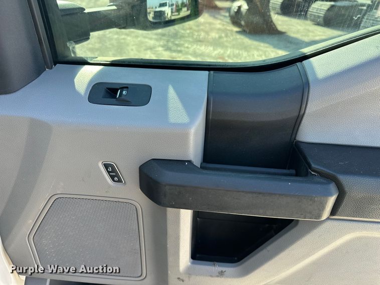 image for item EE4452 2017 Ford F550 SuperCab flatbed truck