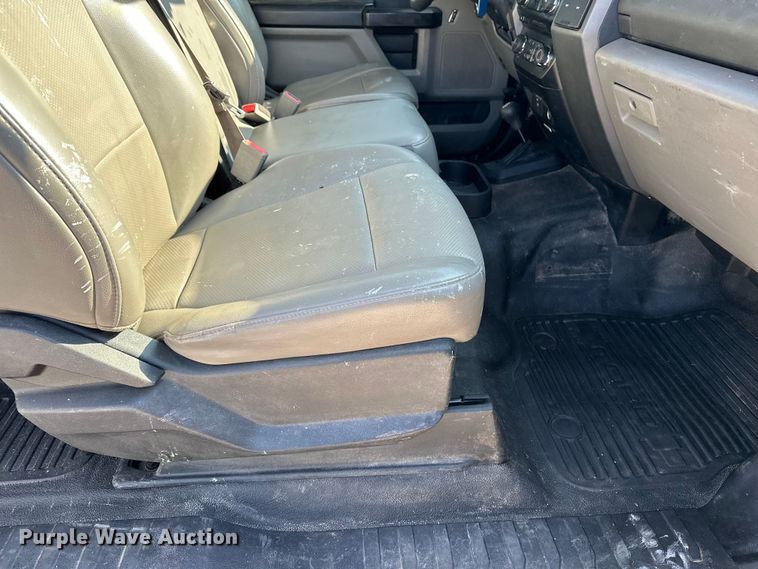 image for item EE4452 2017 Ford F550 SuperCab flatbed truck