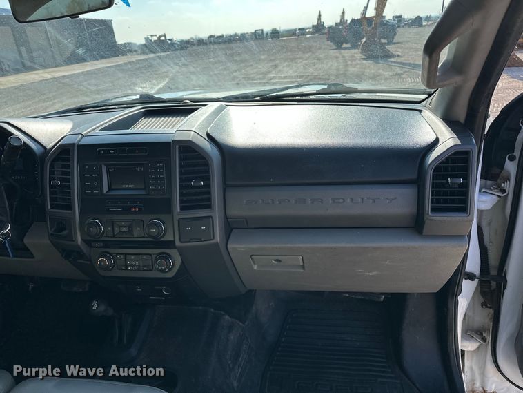 image for item EE4452 2017 Ford F550 SuperCab flatbed truck