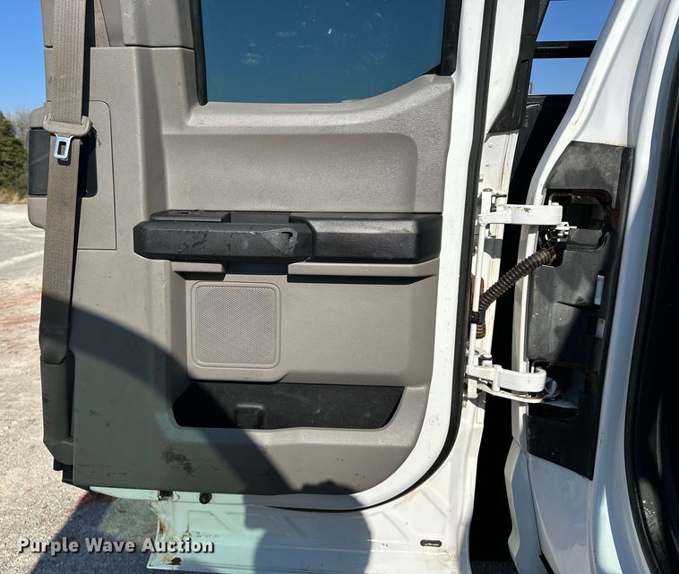 image for item EE4452 2017 Ford F550 SuperCab flatbed truck