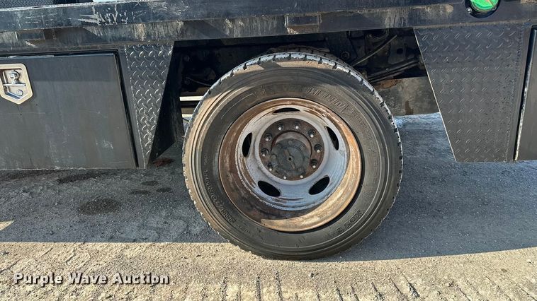 image for item EE4452 2017 Ford F550 SuperCab flatbed truck