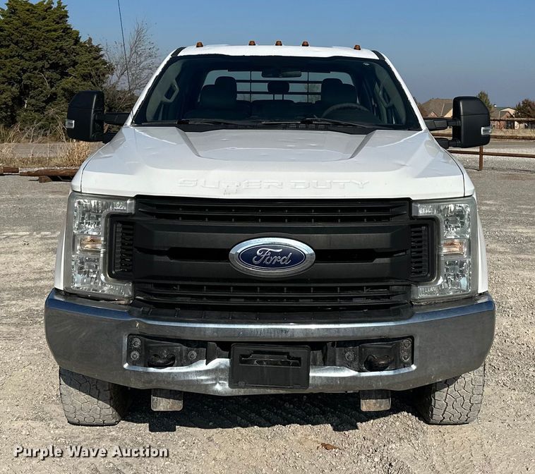 image for item EE4453 2018 Ford F250 Super Duty Crew Cab flatbed pickup truck