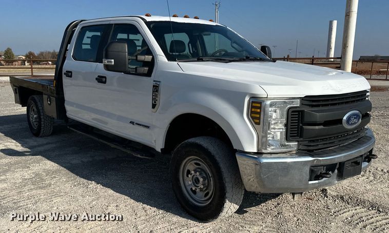 image for item EE4453 2018 Ford F250 Super Duty Crew Cab flatbed pickup truck