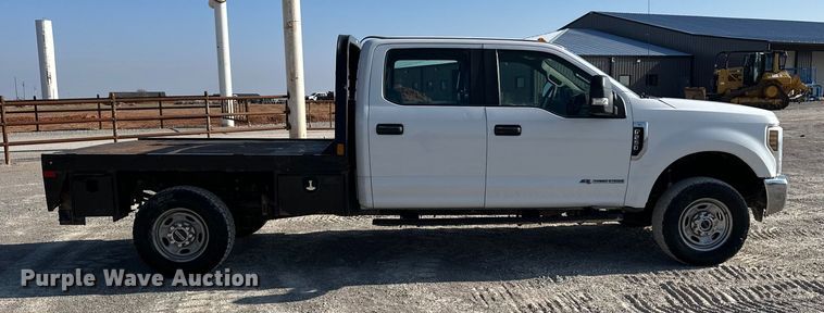 image for item EE4453 2018 Ford F250 Super Duty Crew Cab flatbed pickup truck