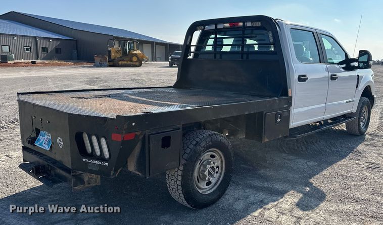 image for item EE4453 2018 Ford F250 Super Duty Crew Cab flatbed pickup truck