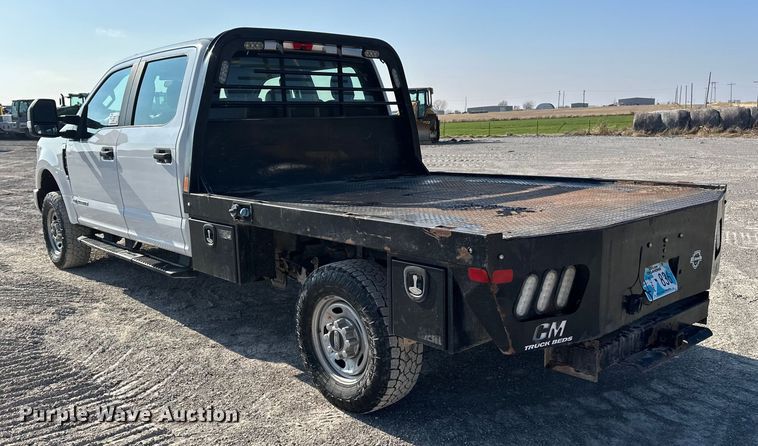 image for item EE4453 2018 Ford F250 Super Duty Crew Cab flatbed pickup truck