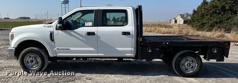 image for item EE4453 2018 Ford F250 Super Duty Crew Cab flatbed pickup truck