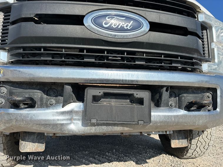 image for item EE4453 2018 Ford F250 Super Duty Crew Cab flatbed pickup truck