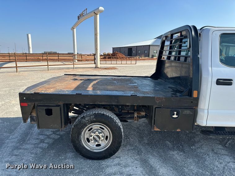 image for item EE4453 2018 Ford F250 Super Duty Crew Cab flatbed pickup truck