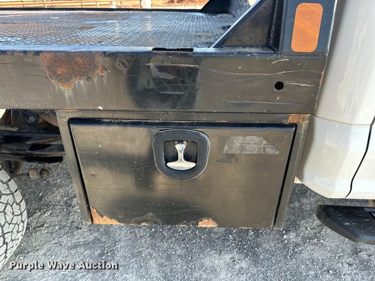 image for item EE4453 2018 Ford F250 Super Duty Crew Cab flatbed pickup truck