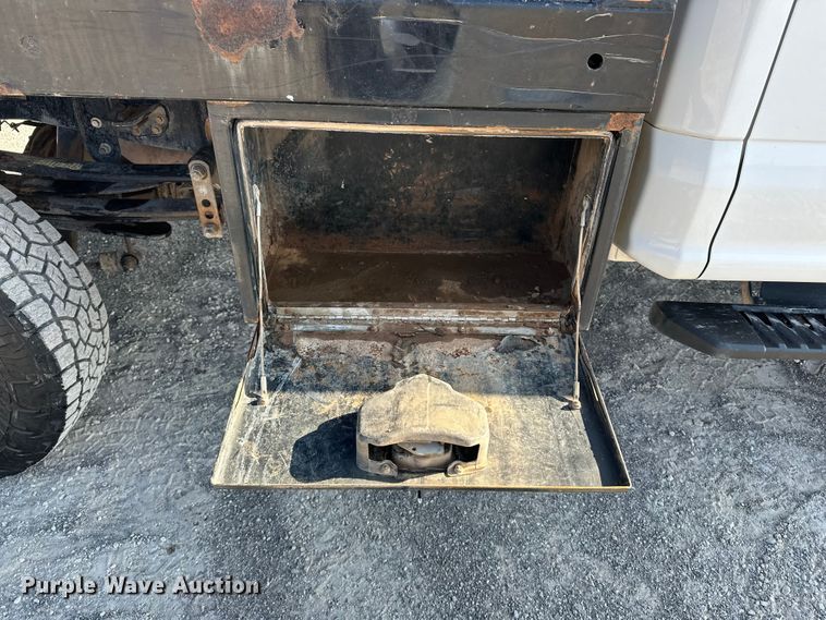 image for item EE4453 2018 Ford F250 Super Duty Crew Cab flatbed pickup truck