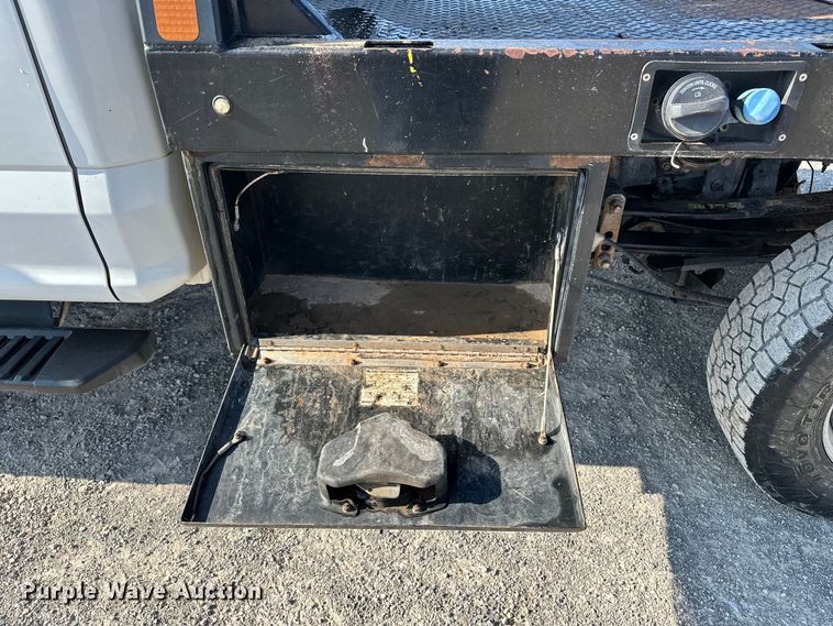 image for item EE4453 2018 Ford F250 Super Duty Crew Cab flatbed pickup truck