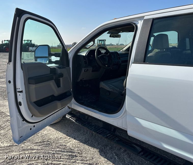 image for item EE4453 2018 Ford F250 Super Duty Crew Cab flatbed pickup truck