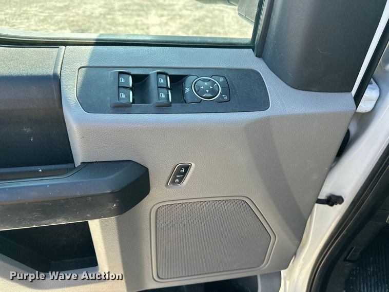 image for item EE4453 2018 Ford F250 Super Duty Crew Cab flatbed pickup truck