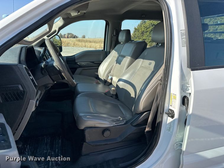 image for item EE4453 2018 Ford F250 Super Duty Crew Cab flatbed pickup truck