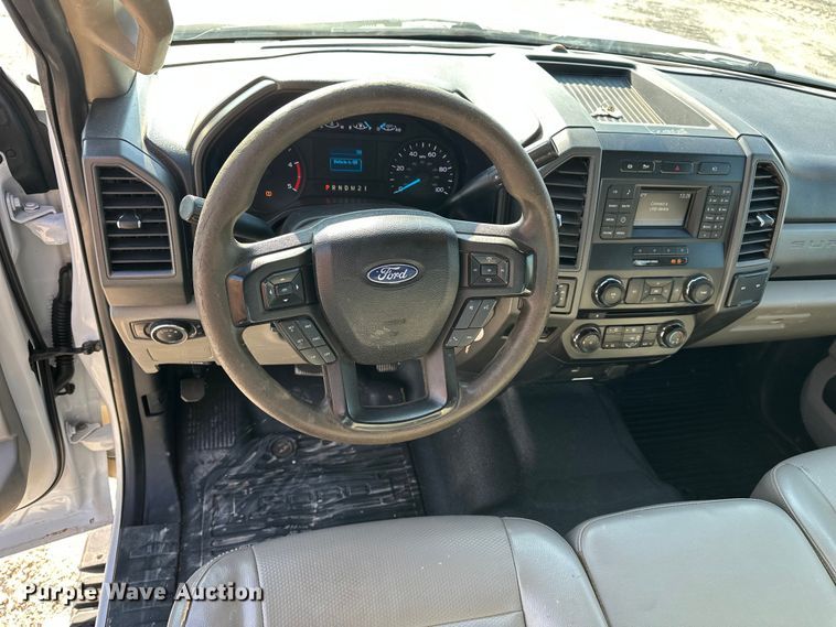 image for item EE4453 2018 Ford F250 Super Duty Crew Cab flatbed pickup truck