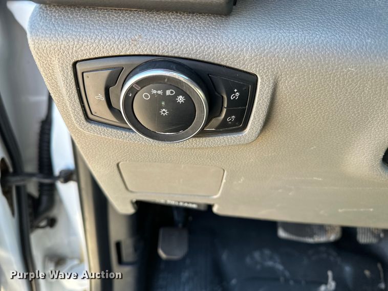 image for item EE4453 2018 Ford F250 Super Duty Crew Cab flatbed pickup truck