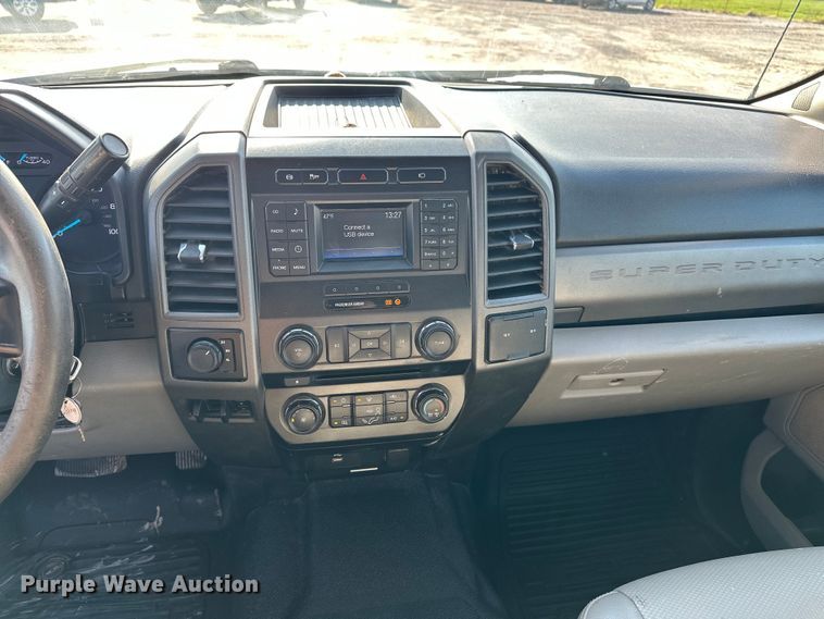 image for item EE4453 2018 Ford F250 Super Duty Crew Cab flatbed pickup truck