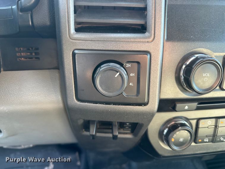 image for item EE4453 2018 Ford F250 Super Duty Crew Cab flatbed pickup truck