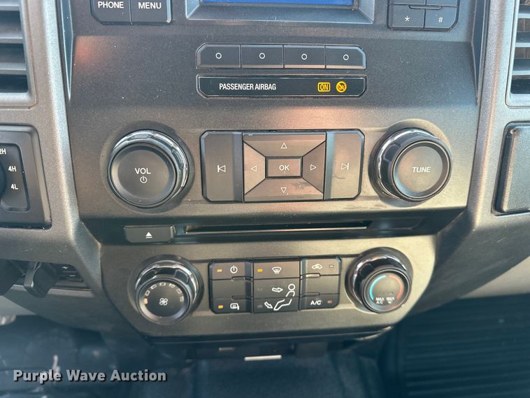 image for item EE4453 2018 Ford F250 Super Duty Crew Cab flatbed pickup truck