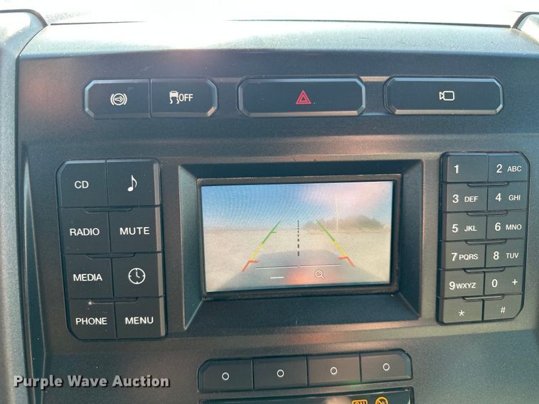 image for item EE4453 2018 Ford F250 Super Duty Crew Cab flatbed pickup truck