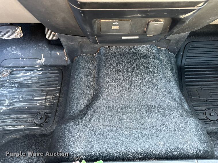 image for item EE4453 2018 Ford F250 Super Duty Crew Cab flatbed pickup truck