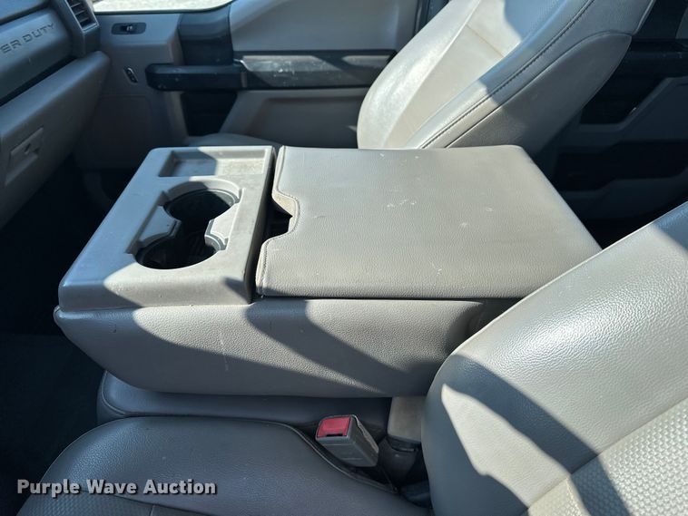 image for item EE4453 2018 Ford F250 Super Duty Crew Cab flatbed pickup truck