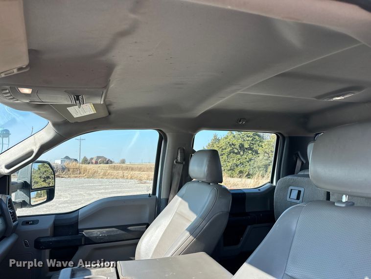 image for item EE4453 2018 Ford F250 Super Duty Crew Cab flatbed pickup truck