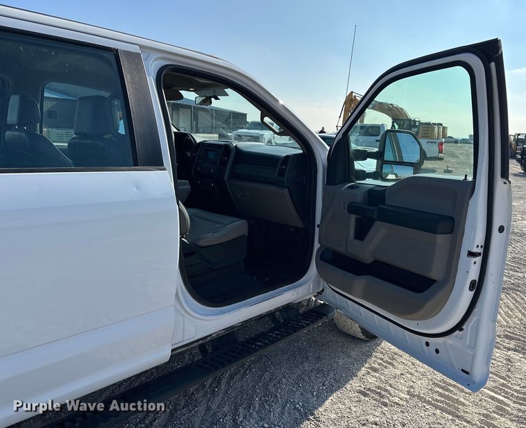 image for item EE4453 2018 Ford F250 Super Duty Crew Cab flatbed pickup truck