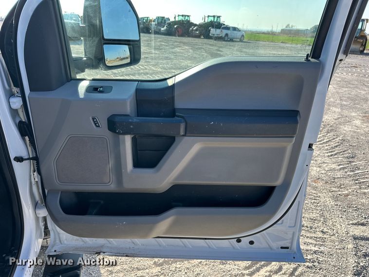 image for item EE4453 2018 Ford F250 Super Duty Crew Cab flatbed pickup truck