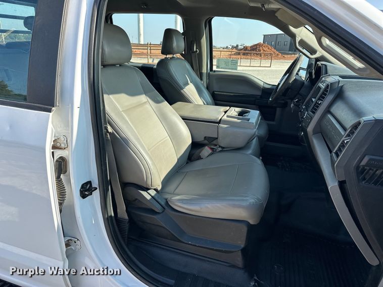 image for item EE4453 2018 Ford F250 Super Duty Crew Cab flatbed pickup truck