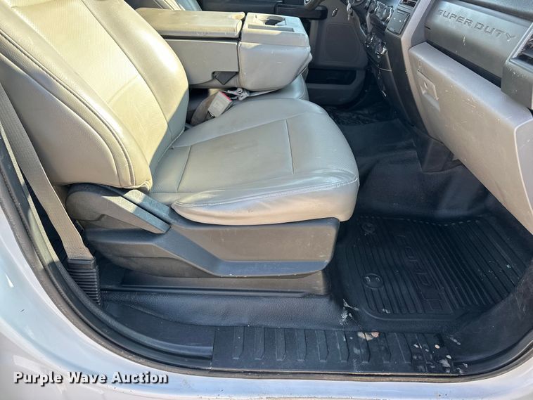 image for item EE4453 2018 Ford F250 Super Duty Crew Cab flatbed pickup truck