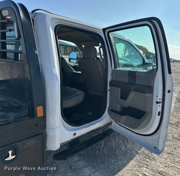 image for item EE4453 2018 Ford F250 Super Duty Crew Cab flatbed pickup truck