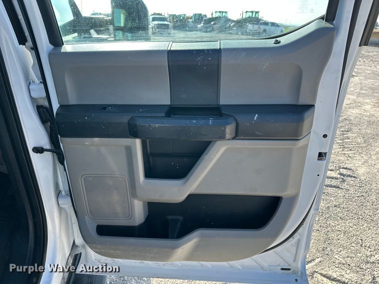 image for item EE4453 2018 Ford F250 Super Duty Crew Cab flatbed pickup truck