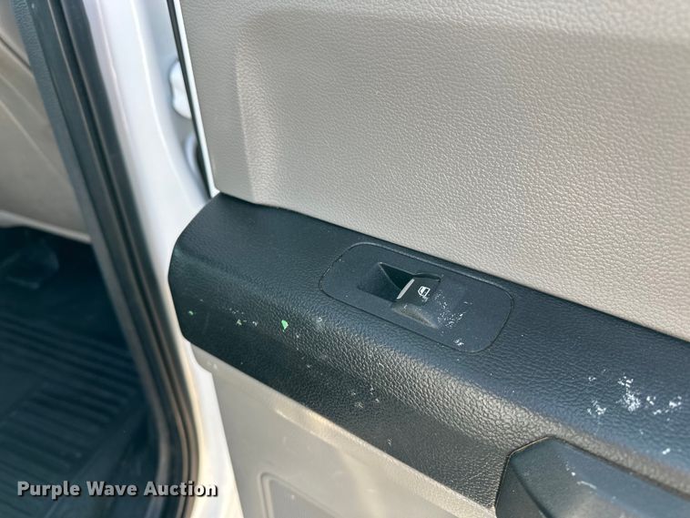 image for item EE4453 2018 Ford F250 Super Duty Crew Cab flatbed pickup truck