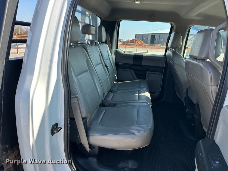 image for item EE4453 2018 Ford F250 Super Duty Crew Cab flatbed pickup truck