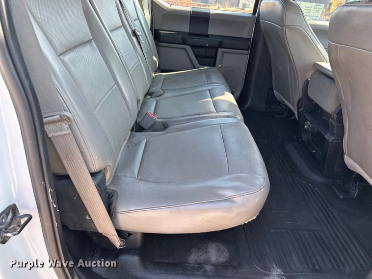 image for item EE4453 2018 Ford F250 Super Duty Crew Cab flatbed pickup truck