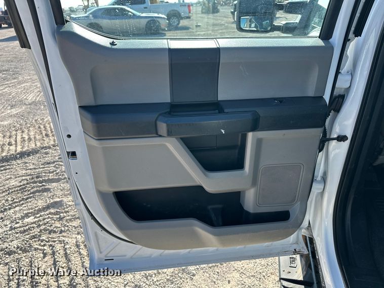 image for item EE4453 2018 Ford F250 Super Duty Crew Cab flatbed pickup truck