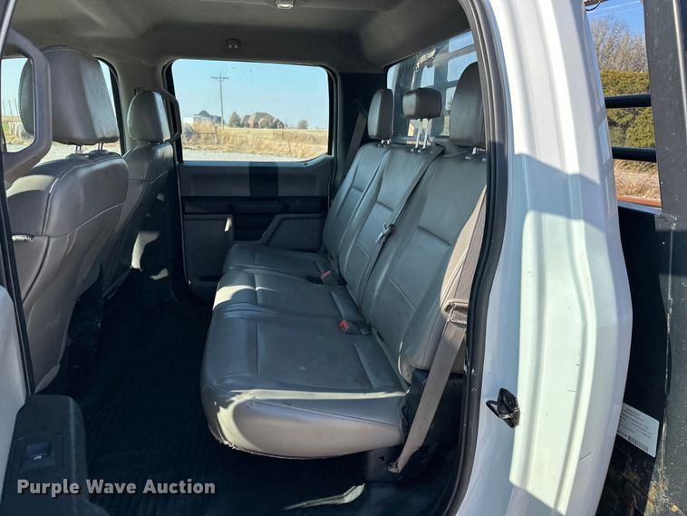 image for item EE4453 2018 Ford F250 Super Duty Crew Cab flatbed pickup truck