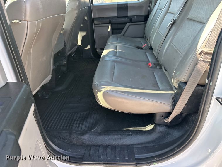 image for item EE4453 2018 Ford F250 Super Duty Crew Cab flatbed pickup truck