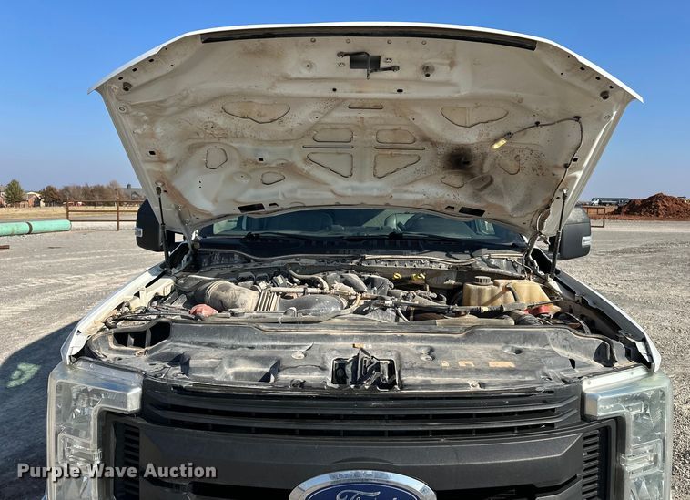 image for item EE4453 2018 Ford F250 Super Duty Crew Cab flatbed pickup truck